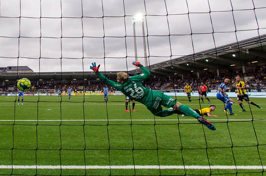 IFK Göteborgs Robin Söder nickar in avgörande 1-2 målet