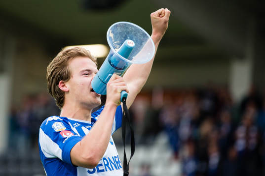 IFK Göteborgs August Erlingmark jublar framför klacken