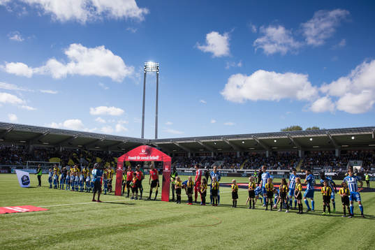 Lagen på line up innan fotbollsmatchen i Allsvenskan