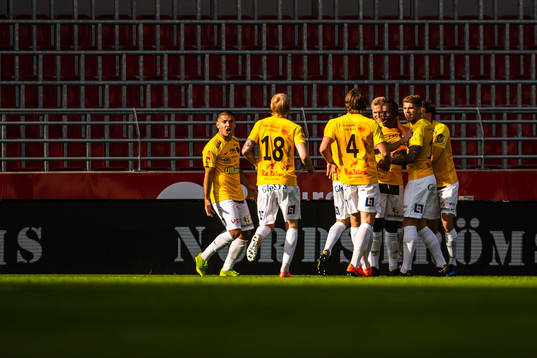 Falkenbergs spelare jublar