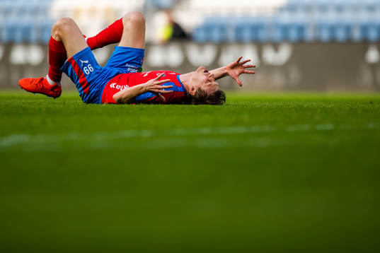 Helsingborgs Andri Bjarnason reagerar på ett domslut