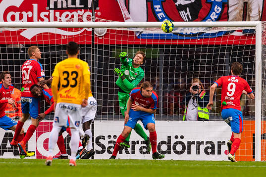 Helsingborgs målvakt Kalle Joelsson med en räddning