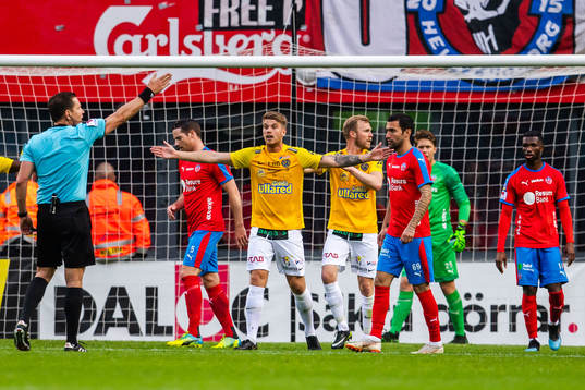 Falkenbergs spelare reagerar på ett domslut