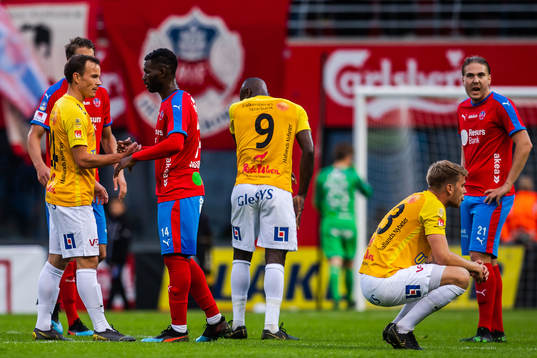 Falkenbergs Anton Wede tackar Helsingborgs Mohammed