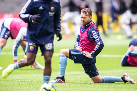 Djurgårdens Jacob Une Larsson varmer upp