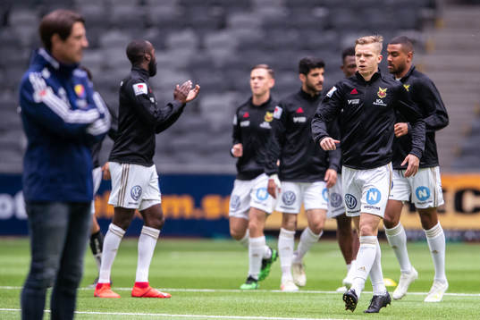 Östersunds Erik Haugen värmer upp med lagkamrater