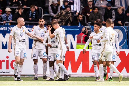 Östersunds Marcus Danielson jublar med lagkamrater