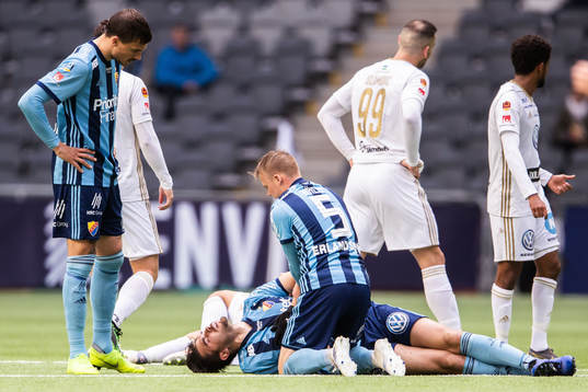 Djurgårdens Astrit Ajdarevic kollas till av Erik Berg och