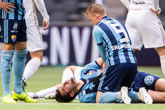 Djurgårdens Astrit Ajdarevic kollas till av Elliot Käck
