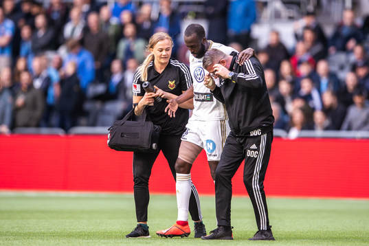 Östersunds Samuel Laryea Mensiro får hjälp av planen