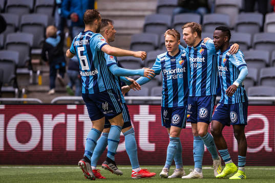 Djurgårdens Jonathan Ring jublar med Mohamed Buya Turay,