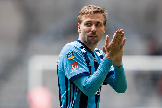 Djurgårdens Jonathan Ring tackar publiken när han byts ut