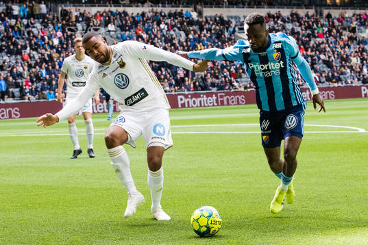 Östersunds Noah Sonko Sundberg i kamp om bollen med