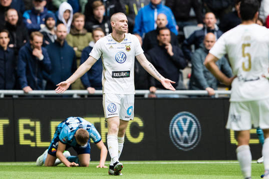 Djurgårdens Jonathan Augustinsson och Östersunds Thomas