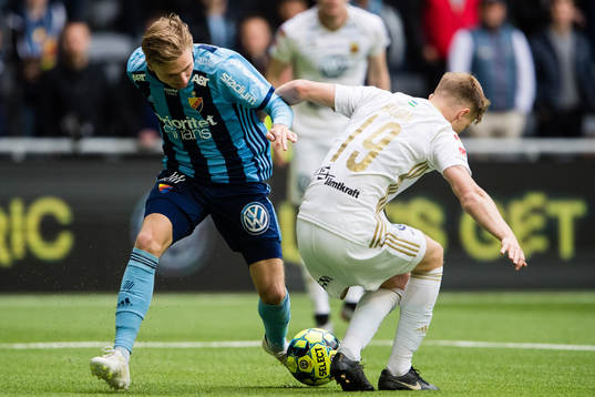 Djurgårdens Jonathan Ring i kamp om bollen med Östersunds