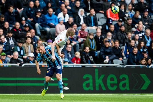 Djurgårdens Nicklas Bärkroth i kamp om bollen med