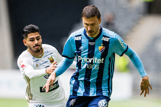 Östersunds Hosam Aiesh och Djurgårdens Erik Berg