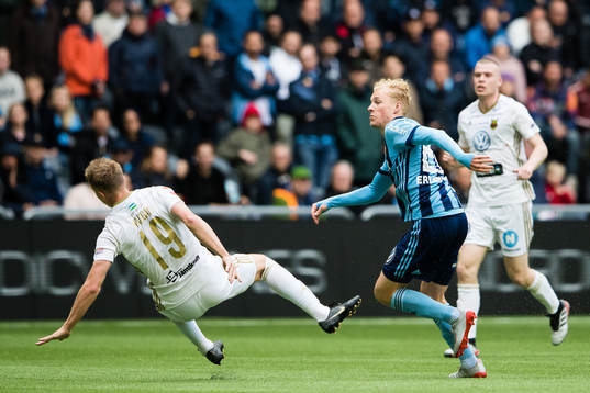 Östersunds Erik Haugen och Djurgårdens Adam Bergmark