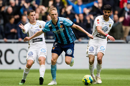 Djurgårdens Jonathan Augustinsson tar sig förbi