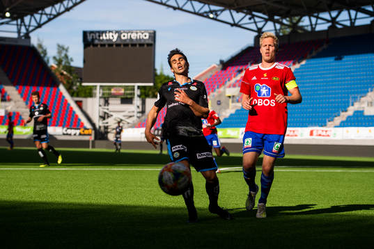 Simón Colina of Sandnes Ulf and Tom Even Skogsrud of Skeid
