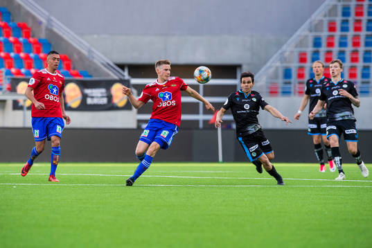 Fredrik Tobias Berglie of Skeid and Simón Colina of