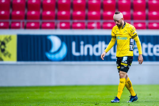 Elfsborgs Robert Gojani lämnar planen