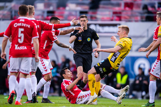 Kalmars Emaxwell Souza de Lima i gruff med Elfsborgs Per
