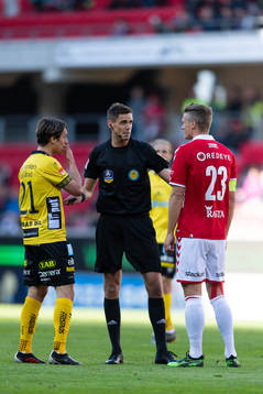 Domare Magnus Lindgren diskuterar med Elfsborgs Jonathan