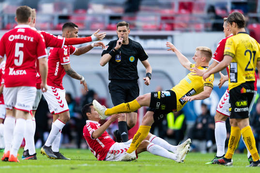 Domare Magnus Lindgren med pipa i munnen