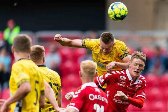 Elfsborgs Stian Rode Gregersen och Kalmars Rasmus Elm