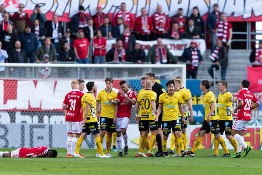 Irriterat mellan domare och spelare