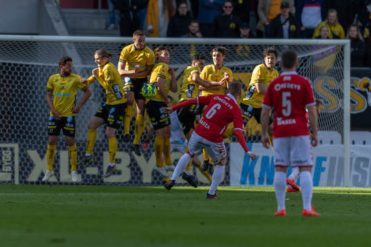 Kalmars Rasmus Elm lägger frispark