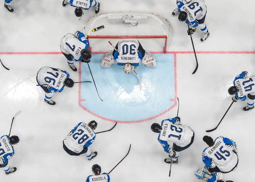 Players of Finland gathers around goaltender Kevin Lankinen
