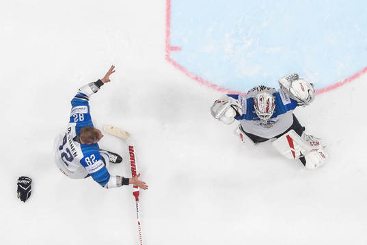 Harri Pesonen and goaltender Kevin Lankinen of Finland