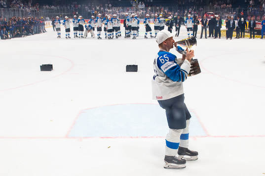 Sakari Manninen of Finland celebrate with the trophy