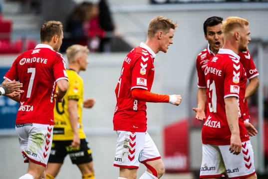 Kalmars Rasmus Elm jublar med lagkamrater