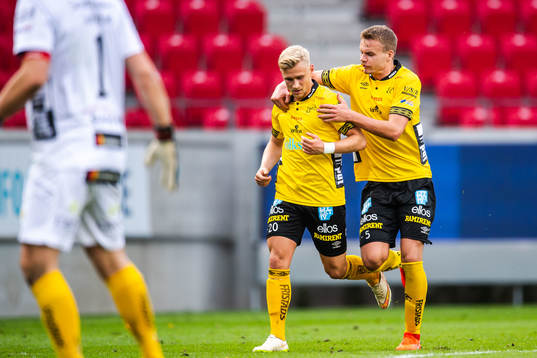 Elfsborgs Simon Strand jublar med Gustav Henriksson