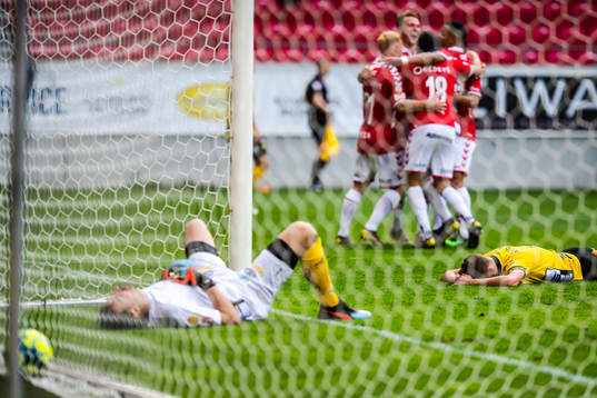 Kalmars spelare jublar medan Elfsborgs Gustav Henriksson