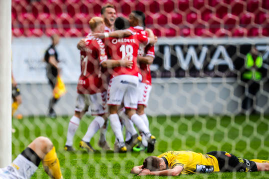 Kalmars spelare jublar medan Elfsborgs Gustav Henriksson