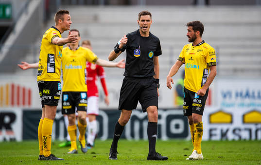 Domaren Magnus Lindgren i diskussion med Elfsborgs Stian