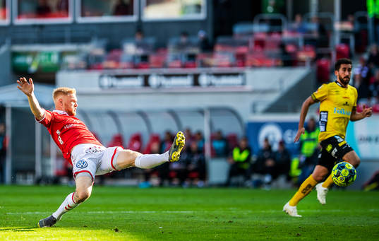 Kalmars Nils Fröling  och Elfsborgs Frederik Holst