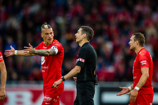 Vito Wormgoor of Brann, Tore Hansen, referee, and Veton