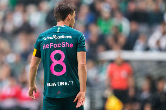 Hammarbys Jeppe Andersen med texten "He For She" på sin