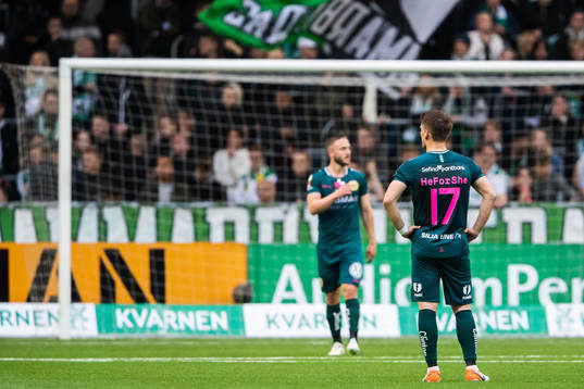 Hammarbys Vidar Örn Kjartansson med texten "He For She"