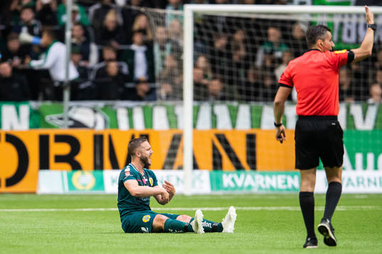 Hammarbys Mats Solheim gestikulerar om att få byta
