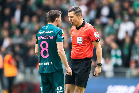 Hammarbys Jeppe Andersen i diskussion med domare Bojan