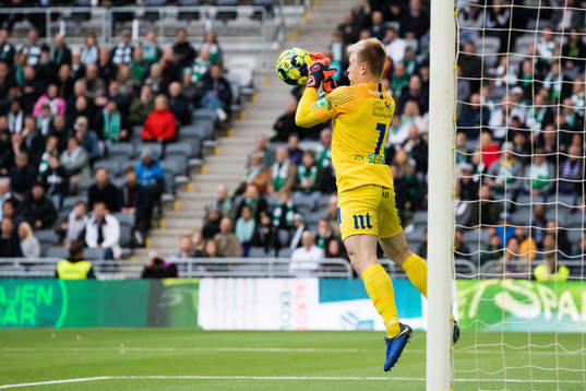 IFK Norrköpings målvakt Isak Pettersson med en räddning