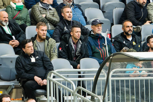 Hammarbys David Fällman och Nikola Djurdjic på läktaren