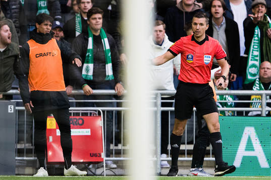 Hammarbys Jean Carlos de Brito får ett gultkort av domare