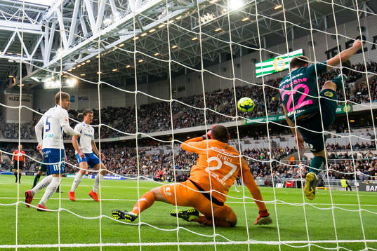 Hammarbys Muamer Tankovic räddar bollen framför målvakt